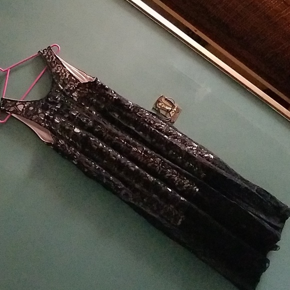 Long Lacey dress - Picture 2 of 3